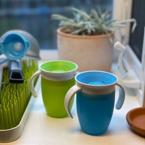 7 oz munchkin sippy cups (2)